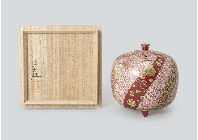 赤繪金襴手捻宝尽クシ文香廬 Incense burner with treasure
